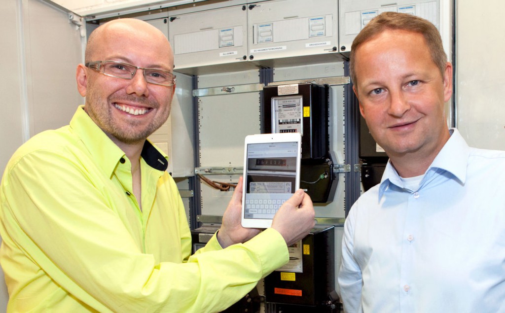 pixolus CEOs Dr. Mark Asbach & Dr. Stefan Krausz show meter reading by pixometer