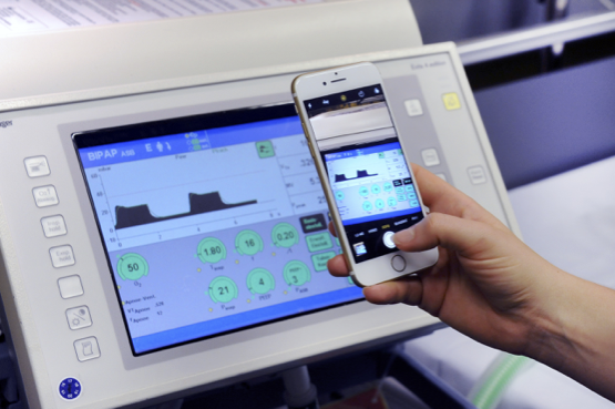 KOMEET Evita-Datenaufnahme per Smartphone vom Medizingerät-Display